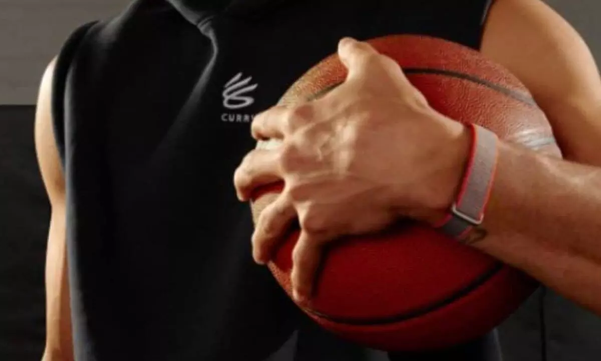 Google Eyes Screenless Fitbit Band, Teased by Stephen Curry