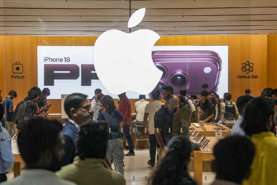 Midnight queues, early morning frenzy: Buyers throng Apple stores as iPhone 18 sales start
