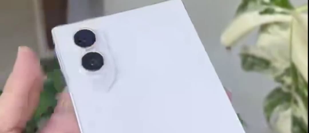 Samsung Galaxy Z Fold Wide dummy appears in hands-on video